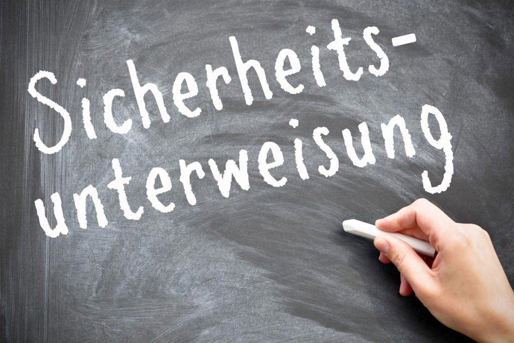 Team bei einer Sicherheitsunterweisung – gelebte Arbeitssicherheitskultur